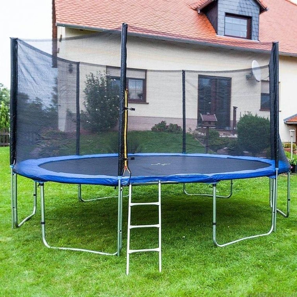 Siatka ochronna do trampoliny – po co i dla kogo?