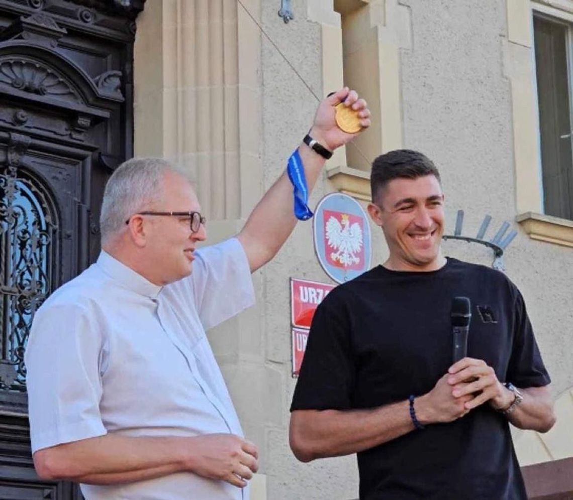 Siatkarz Łukasz Kaczmarek podarował złoty medal księdzu z naszego regionu!