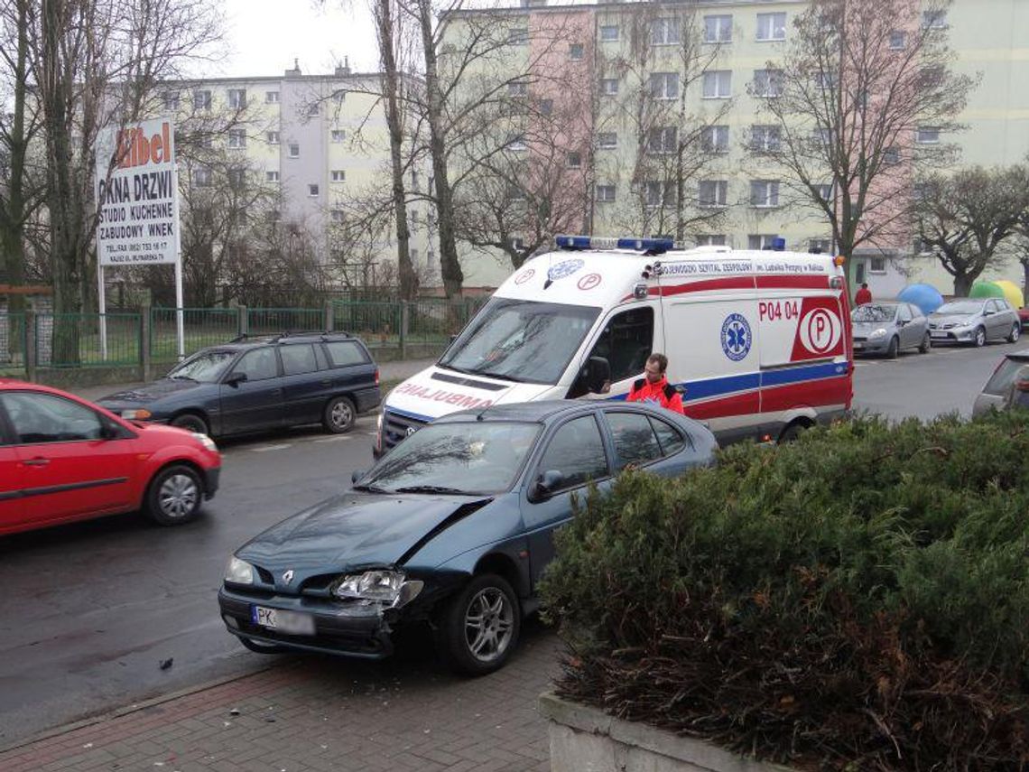 Siedział w zaparkowanym aucie. Uderzyło w niego renault