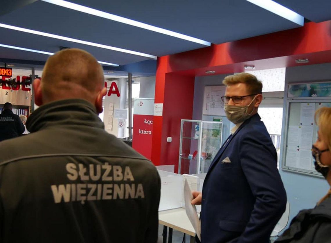 Służba więzienna dla chorych na covid. Ozdrowieńcy, w tym wiceminister sprawiedliwości, oddają osocze w Kaliszu ZDJĘCIA