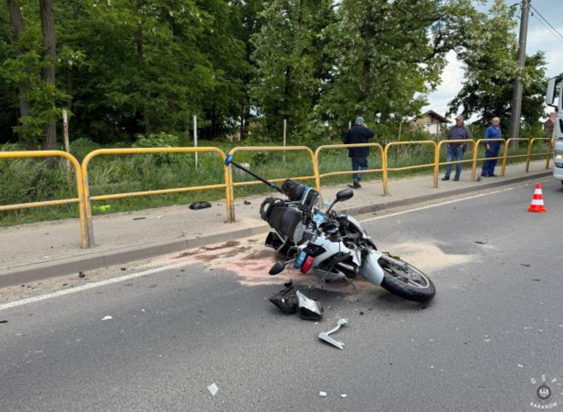 Służbowy motocykl roztrzaskany. Policjant w szpitalu REGION