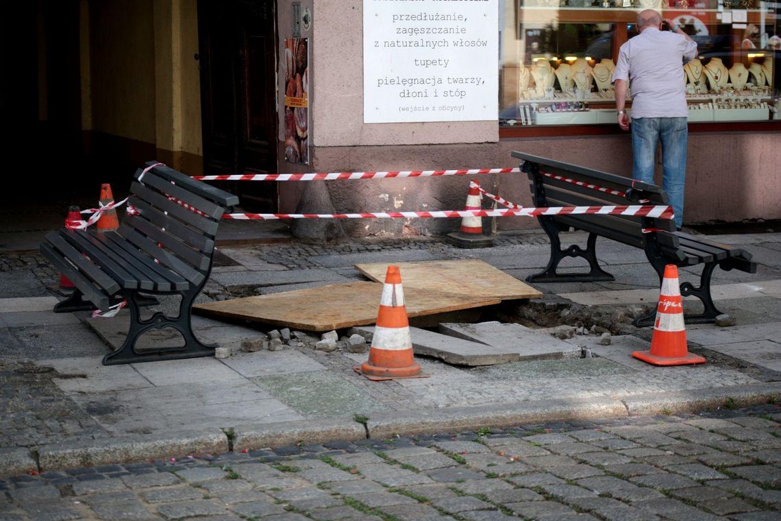 Śmieciarka ugrzęzła w wielkiej dziurze na ul. Śródmiejskiej ZDJĘCIA