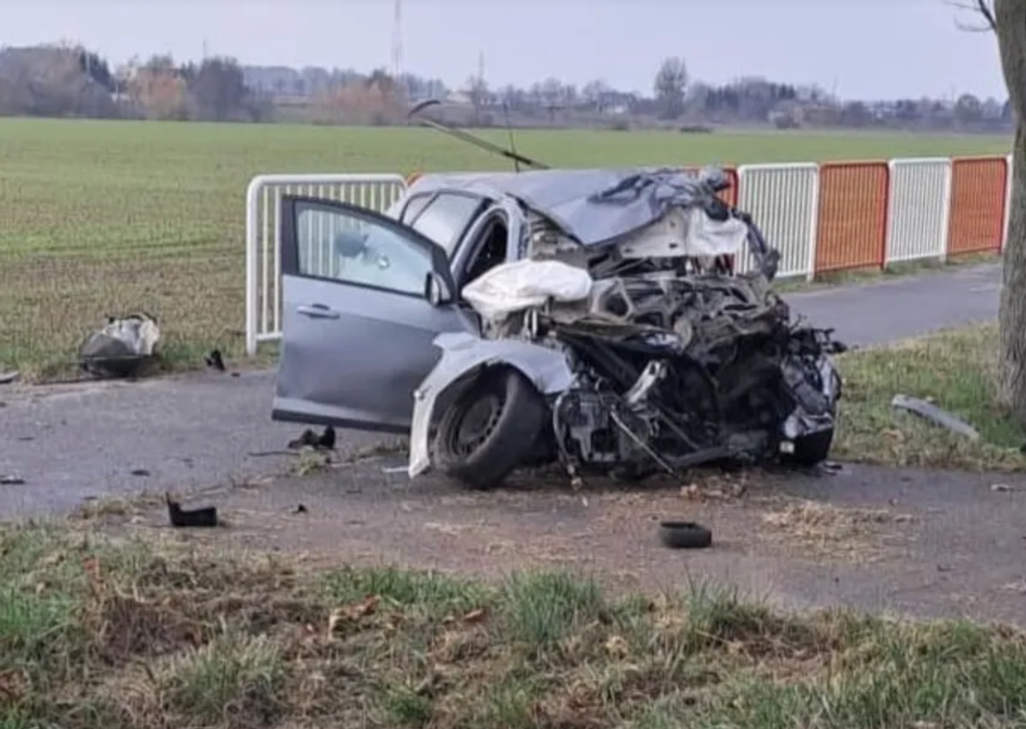 Śmiertelna czołówka z ciężarówką. Z przodu osobówki nic nie zostało...