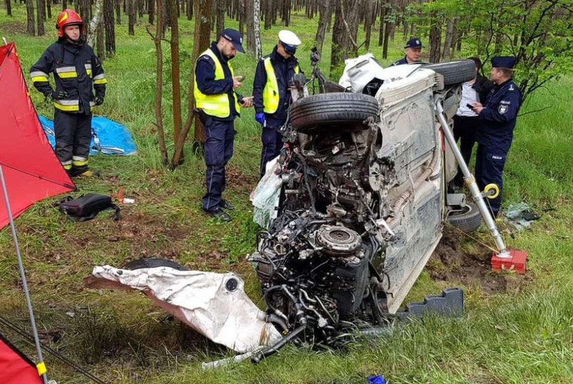 Śmiertelny wypadek na DK 11. Osobówka czołowo zderzyła się z ciężarówką ZDJĘCIA