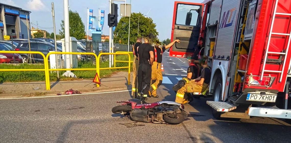 Śmiertelny wypadek na DK11. Motorowerzysta zderzył się z osobówką