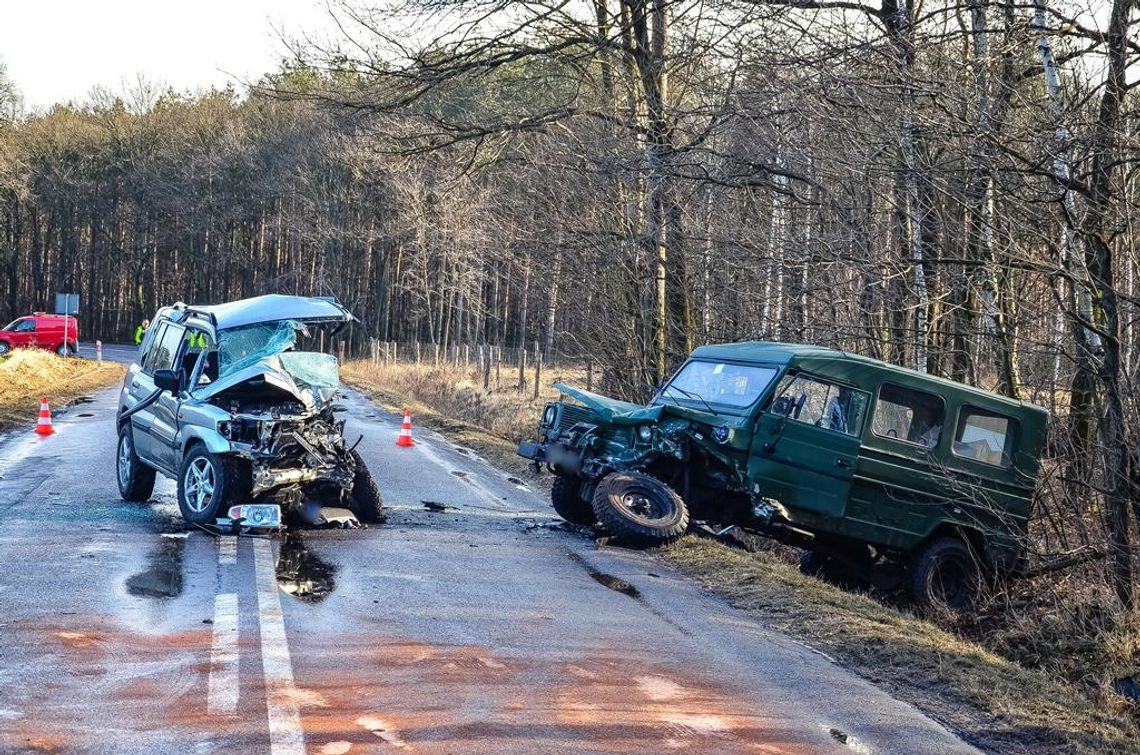 Śmiertelny wypadek pod Jarocinem. Osobówka zderzyła się z samochodem wojskowym ZDJĘCIA