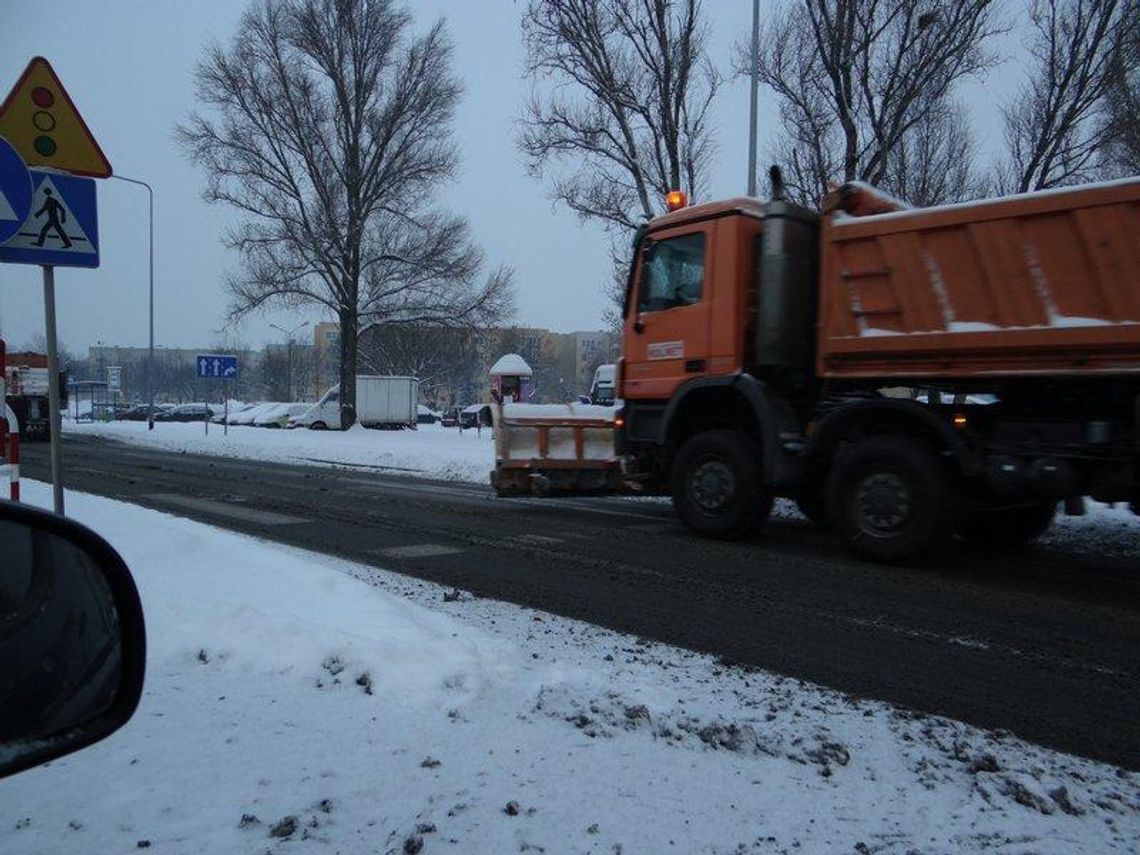 Śnieg na drogach, pługopiaskarki przed Ratuszem. Biały poranek kaliszan ZDJĘCIA