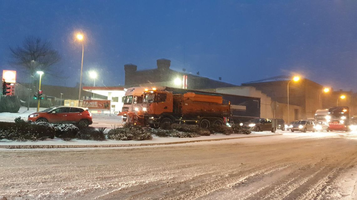 Śnieżyca nad Kaliszem. IMGW wydał ostrzeżenia ZDJĘCIA