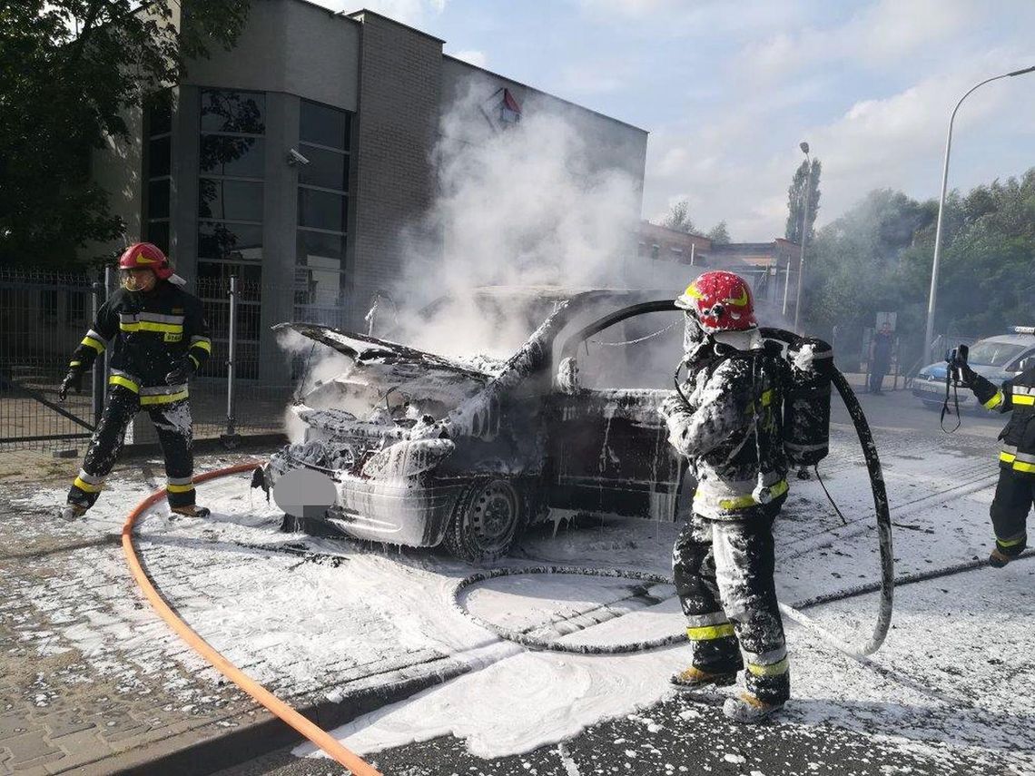 Spłonął mercedes ZDJĘCIA