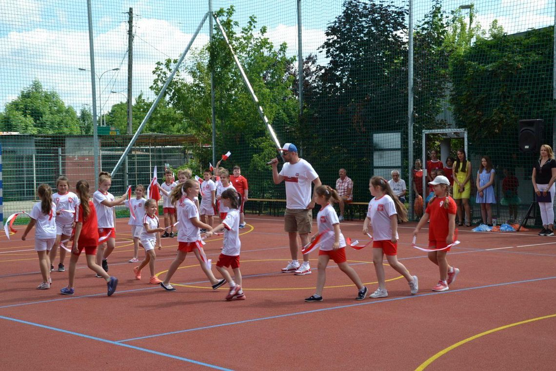 Sportowa inwestycja w centrum miasta. Nowe boisko będzie służyć uczniom i mieszkańcom ZDJĘCIA