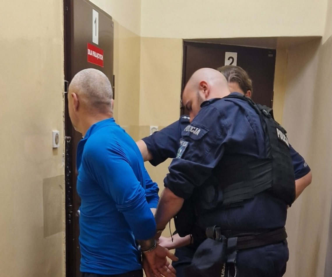 Spotkał się ze swoją ex w hotelu. Brutalnie ją pobił i skopał