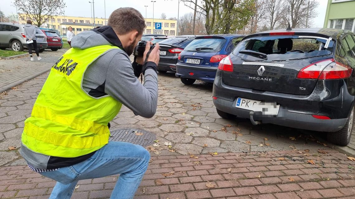 Sprawca wybitych szyb wciąż poszukiwany. Zniszczył 37 aut