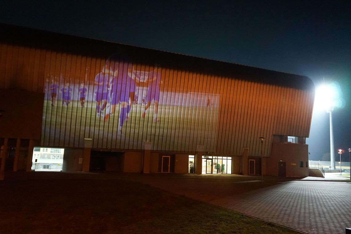 Stadion przy Łódzkiej zamienił się w wielki telewizyjny ekran WIDEO