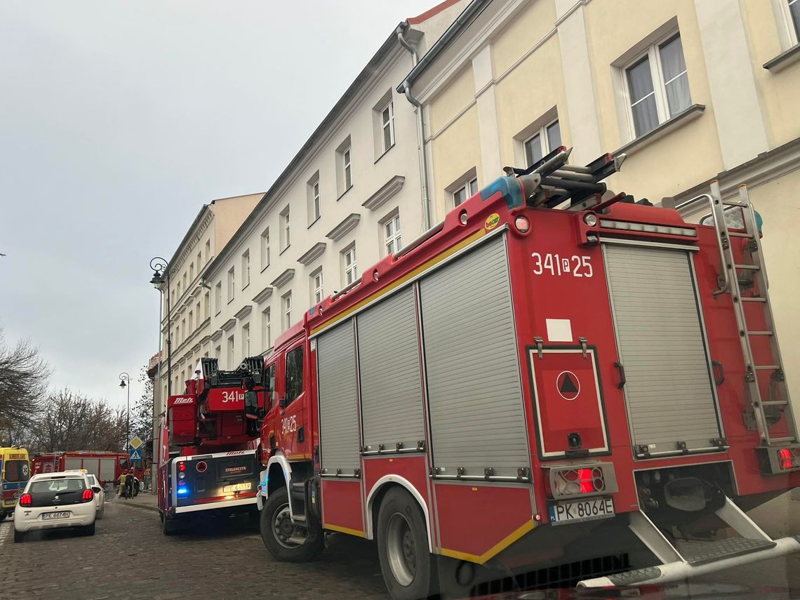 Stał na parapecie i groził, że skoczy. Akcja służb przy Parczewskiego