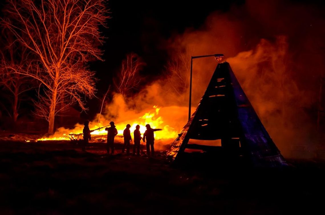 Stodoła i dwa wigwamy poszły z dymem ZDJĘCIA