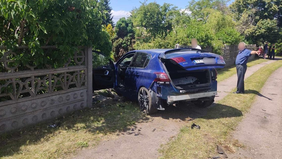 Akcja służb. Kierowca stracił panowanie nad autem i wjechał w ogrodzenie