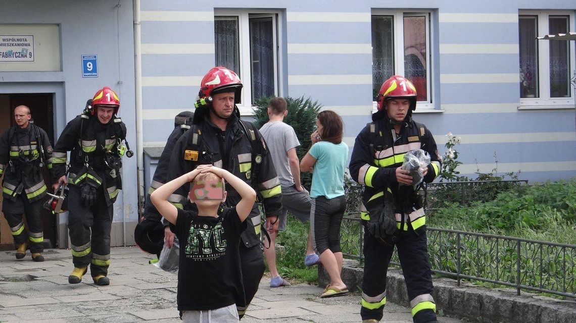 Straż postawiona na nogi, bo mężczyzna rozpalił grilla w mieszkaniu ZDJĘCIA