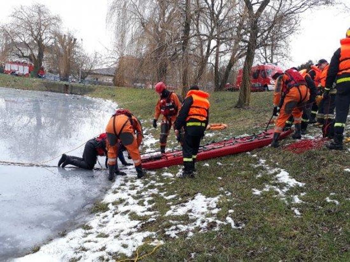 Strażacy ćwiczyli na lodzie