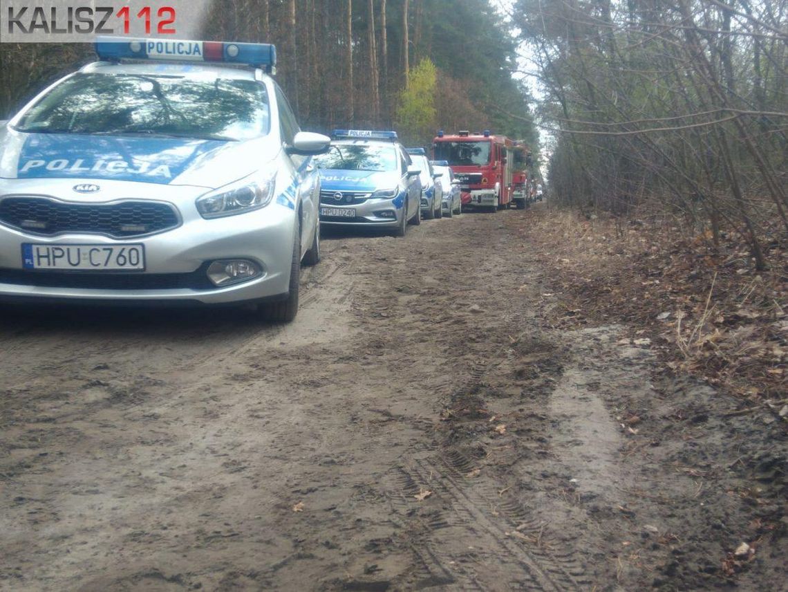 Strażacy i policjanci szukali w lesie desperata. Mężczyzna groził, że odbierze sobie życie ZDJĘCIA