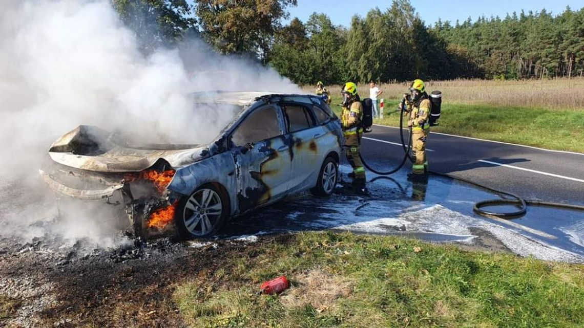 Strażacy w akcji. Samochód osobowy stanął w ogniu ZDJĘCIA