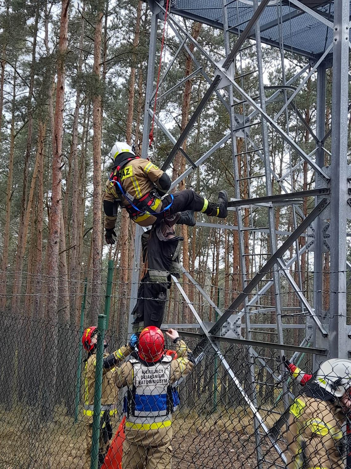 Strażacy ze Stawiszyna ćwiczyli na wysokościach ZDJĘCIA