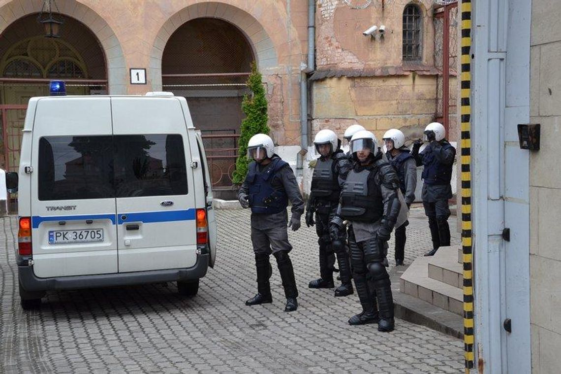 Strzelanina, odbicie więźnia i powrót za kraty WIDEO i ZDJĘCIA