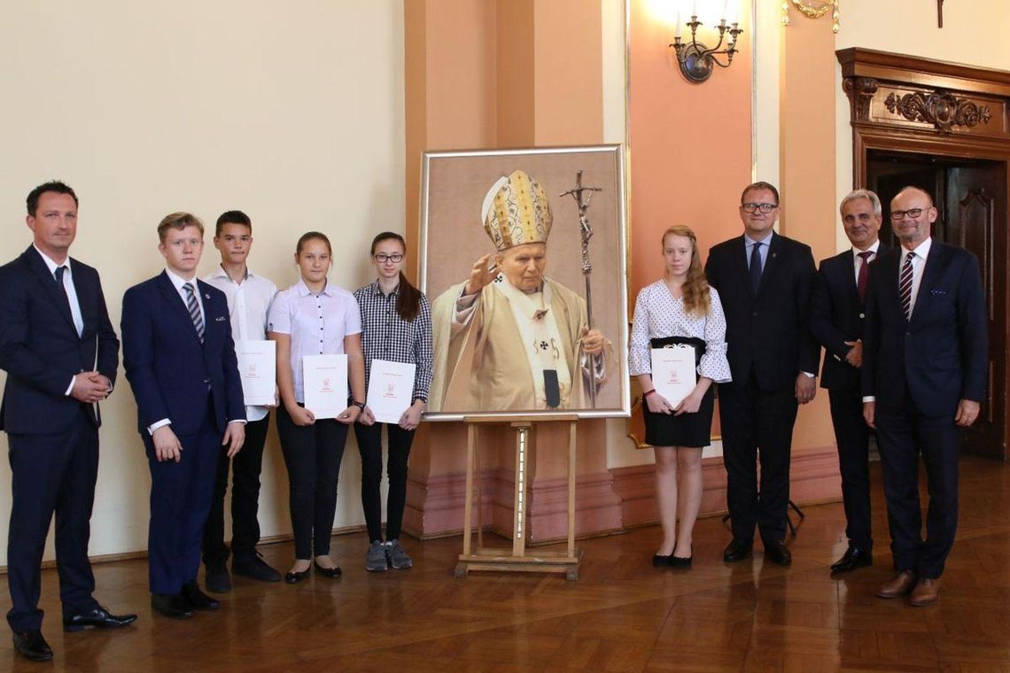 Stypendia im. Jana Pawła II wręczone LISTA STYPENDYSTÓW  i ZDJĘCIA