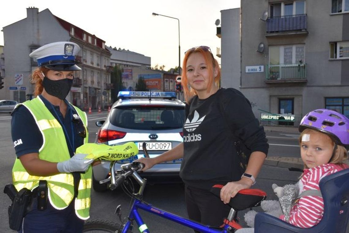 „Świeć Przykładem – bądź widoczny!”. Kaliska policja rozdawała kamizelki odblaskowe ZDJĘCIA