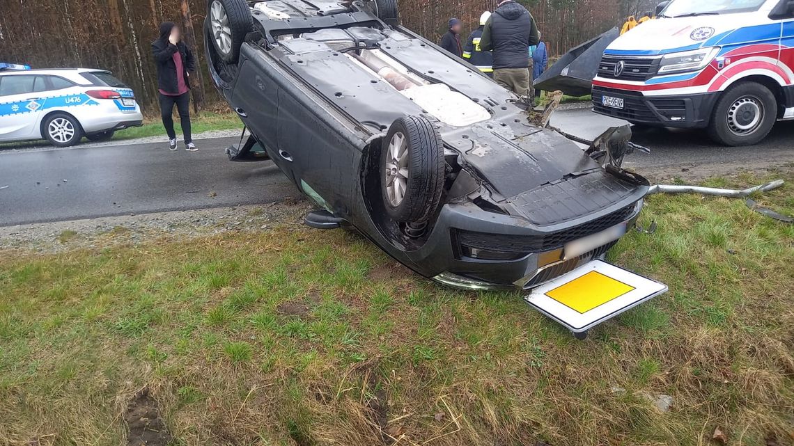 Święta na drogach. 2 osoby ranne po dachowaniu auta