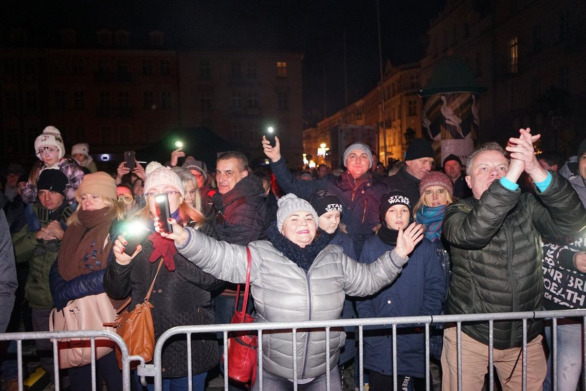 Sylwestrowy pokaz laserów i tłumy kaliszan na rynku ZDJĘCIA i WIDEO