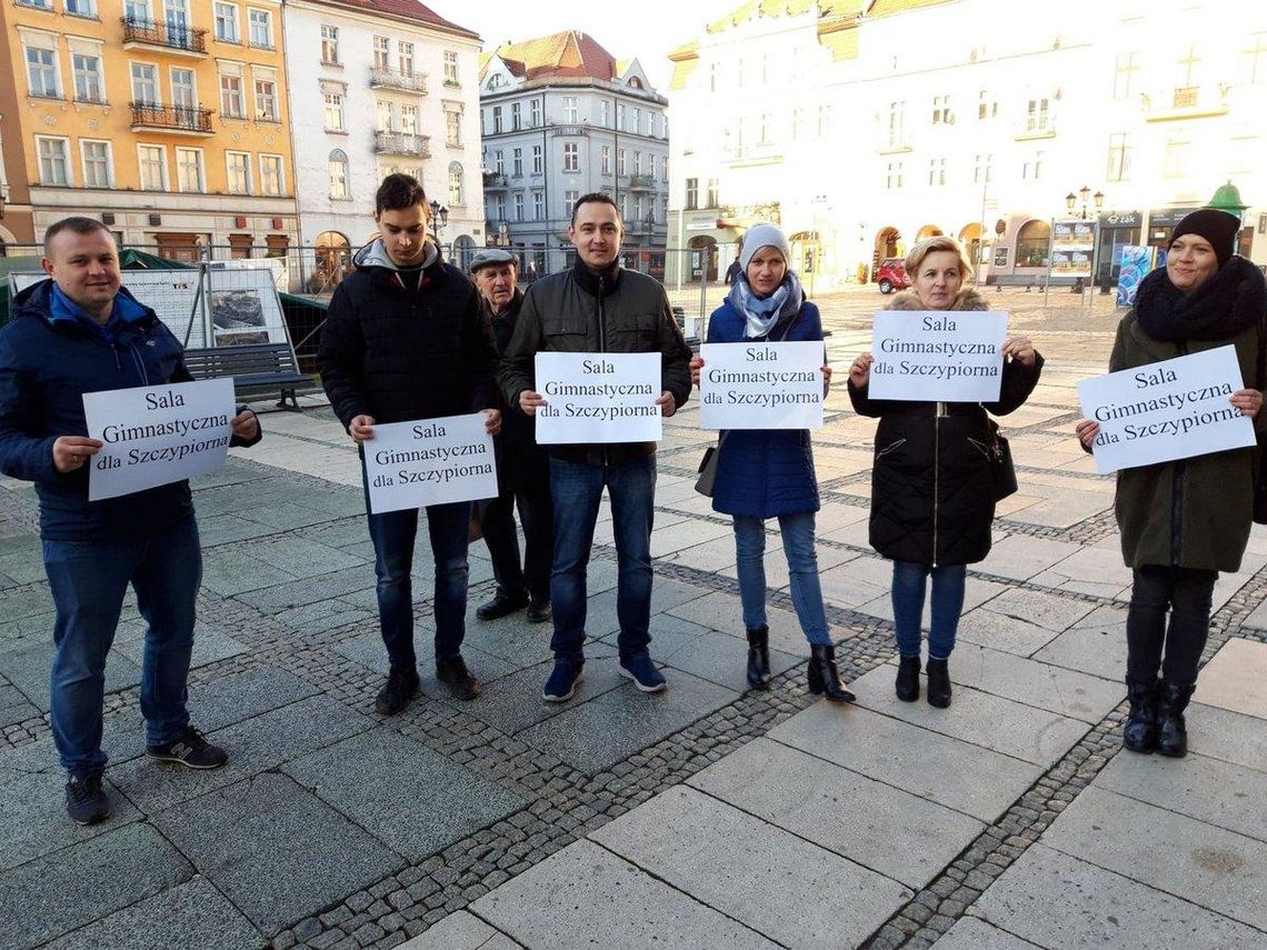 Szczypiorno walczy o salę gimnastyczną ZDJĘCIA