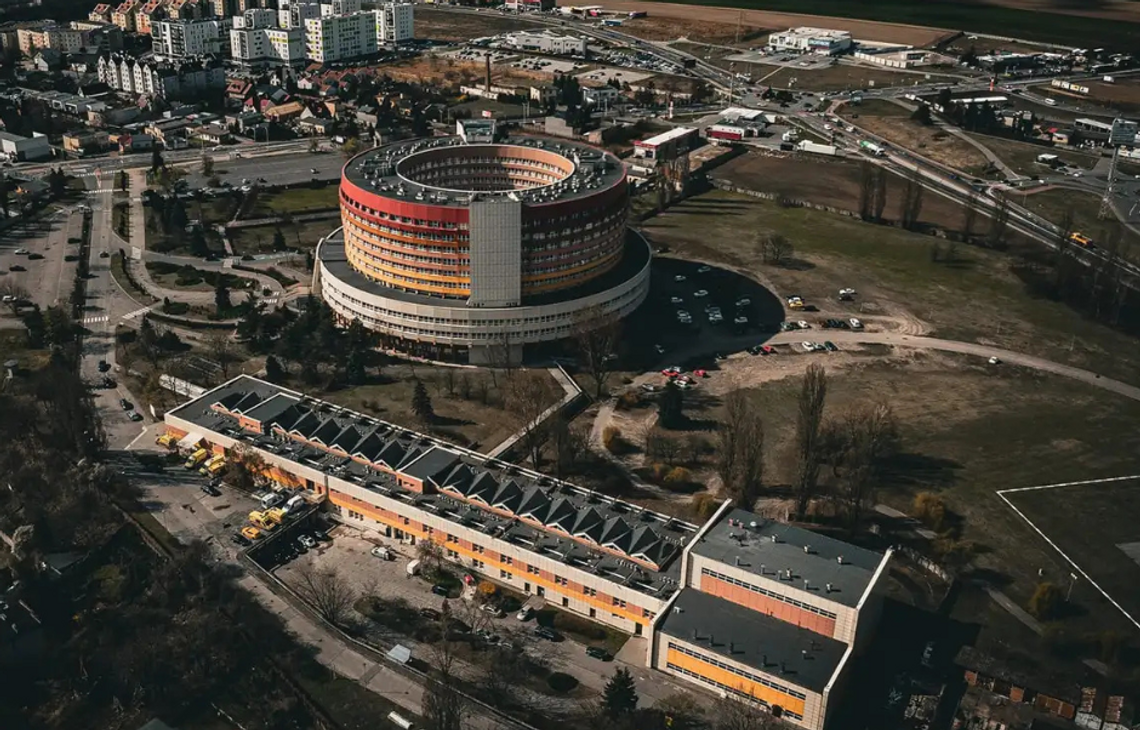 „Szkoda wielkich rozmiarów” w szpitalu? Chodzi o przetargi i duże pieniądze