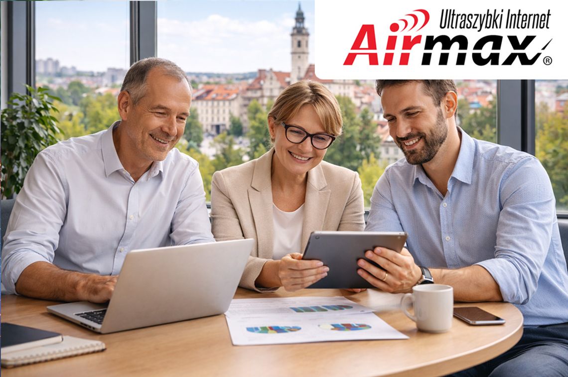 Szybki i stabilny internet w Kaliszu – komfortowa praca online z Airmax Użytkownicy z Kalisza korzystający z internetu Airmax przy laptopie i tablecie, z widokiem na panoramę miasta