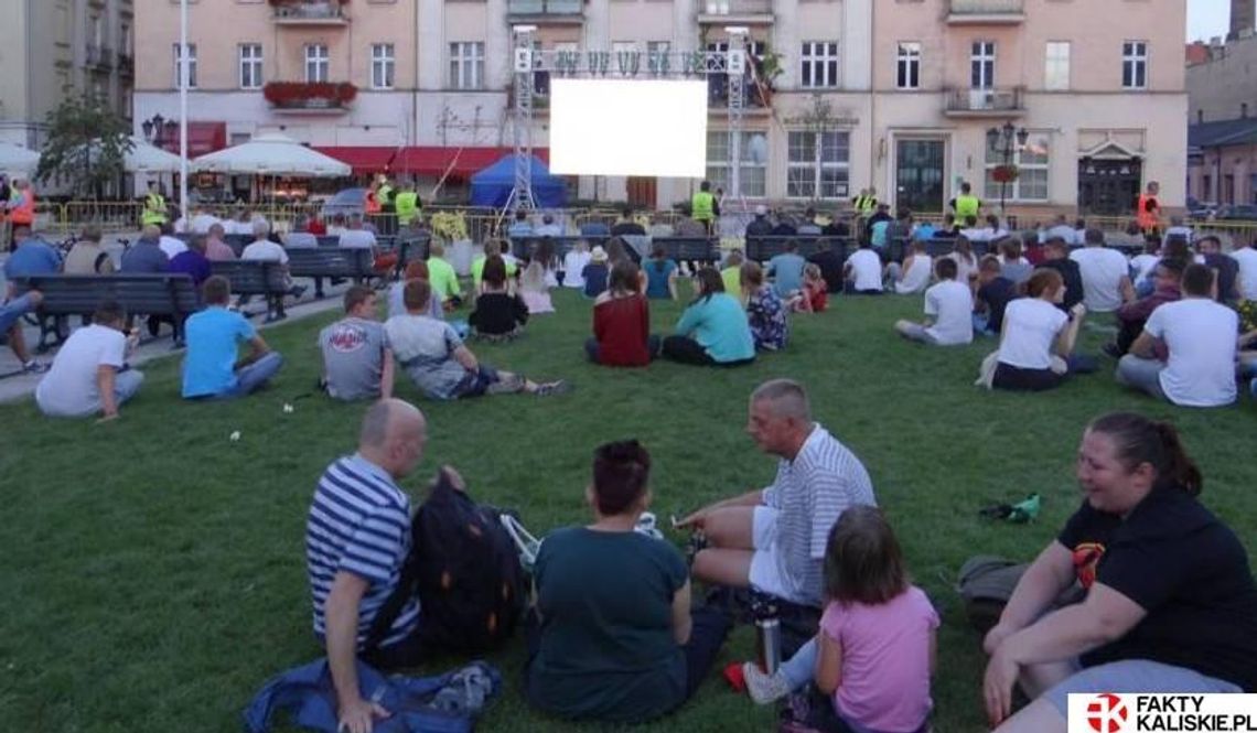 Szykują Strefę Kibica. Start już za godzinę WIDEO