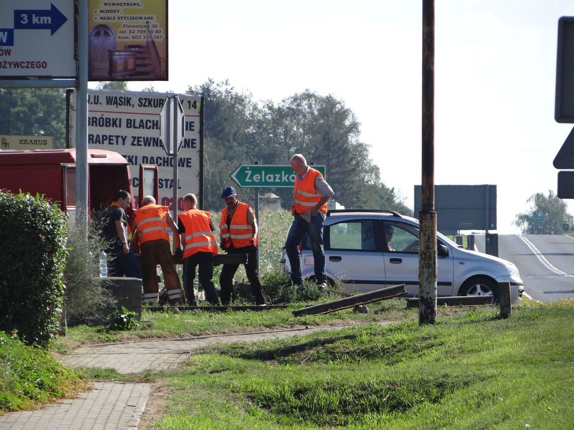 Szyna od wąskotorówki zablokowała drogę wojewódzką ZDJĘCIA