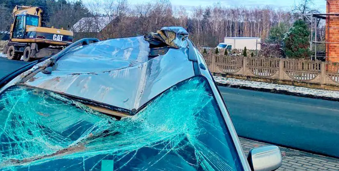 Ta kobieta ledwo uszła z życiem. Łyżka koparki wbiła się w jej auto