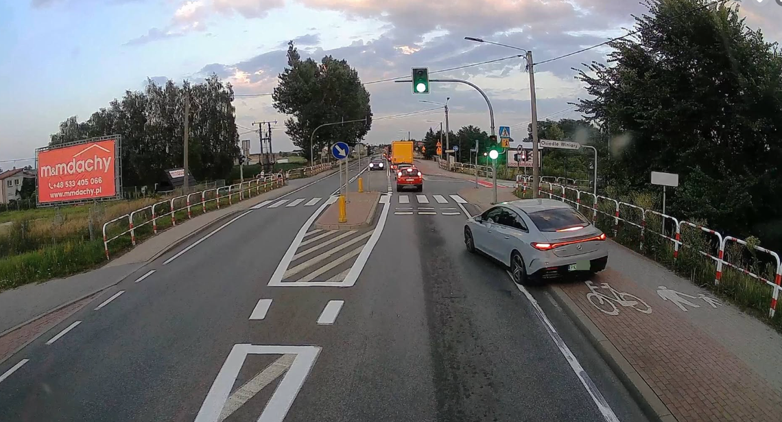 Tak bardzo się spieszył? Kierowca Mercedesa ominął korek... jadąc chodnikiem Tak bardzo się spieszył? Kierowca Mercedesa ominął korek... jadąc chodnikiem
