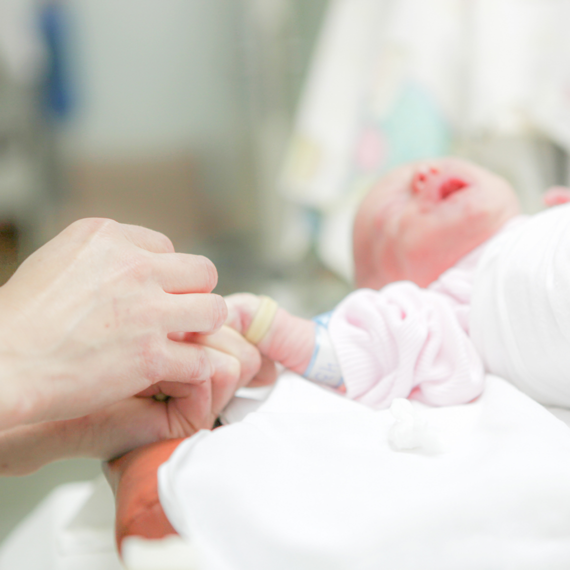 Tak małego pacjenta operuje się ,,pod lupą''. Dziewczynka ważyła zaledwie 600 gramów