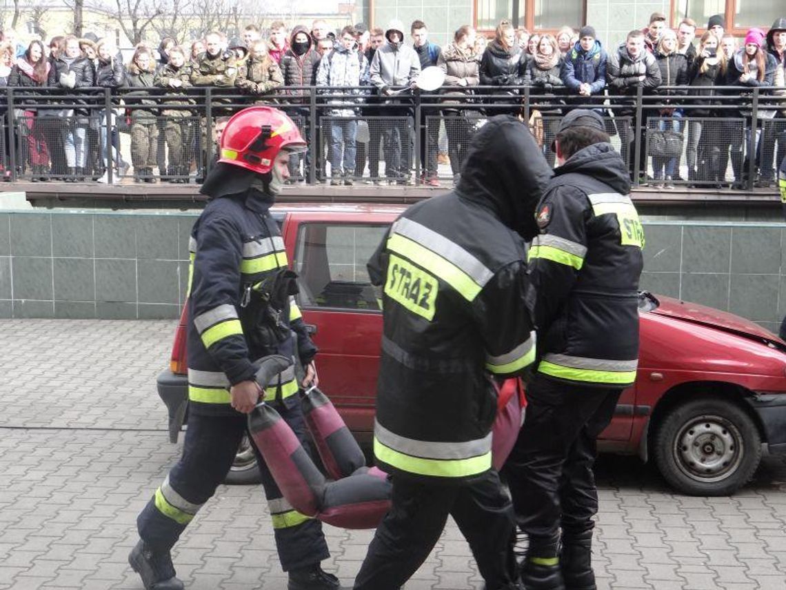 Tak strażacy ratują ofiary wypadków ZDJĘCIA