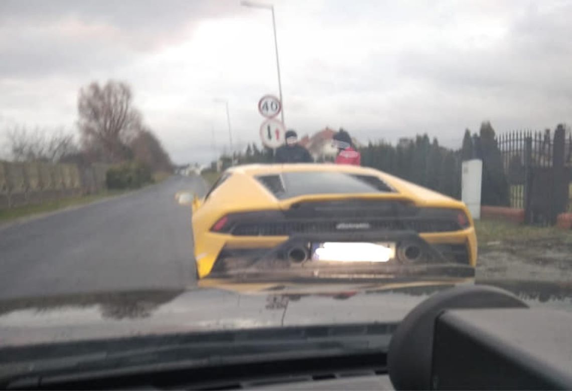 Takiego to stać na wysoki mandat. Kierowca tego lamborghini ukarany