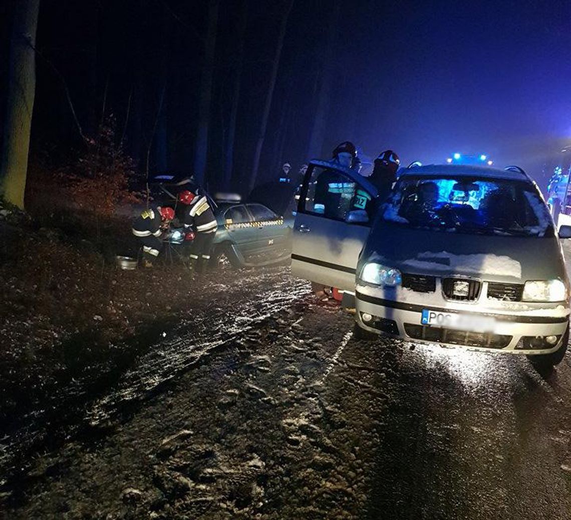 Taksówka w rowie, ranny kierowca i pasażer ZDJĘCIA