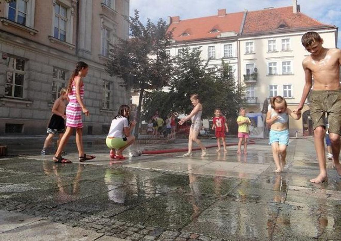 Tam znajdziesz ochłodę - kurtyna wodna na rynku ZDJĘCIA