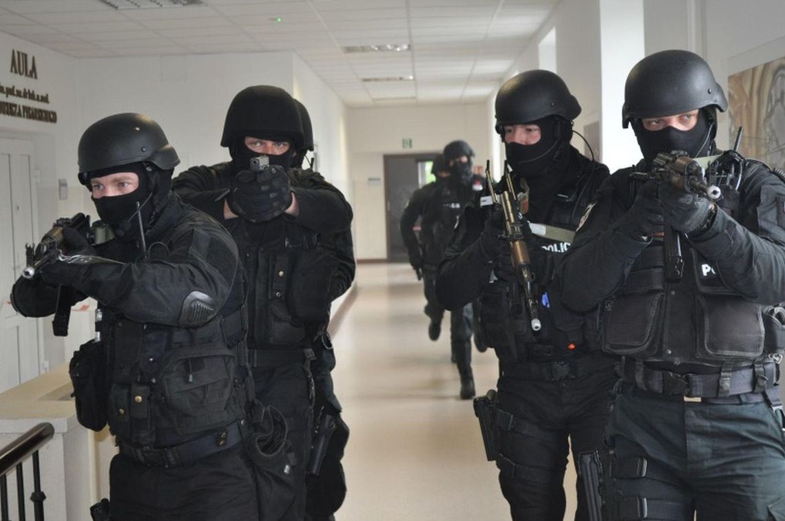 Terroryści, strzały, ranni. Policja ćwiczyła w PWSZ w Kaliszu ZDJĘCIA