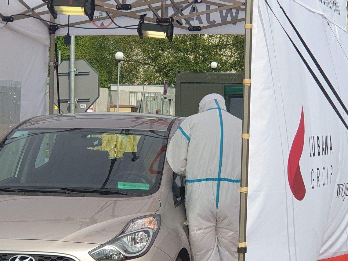 Testy na obecność koronawirusa bez wysiadania z samochodu. W Kaliszu już działa mobilny punkt pobrań drive-thru ZDJĘCIA