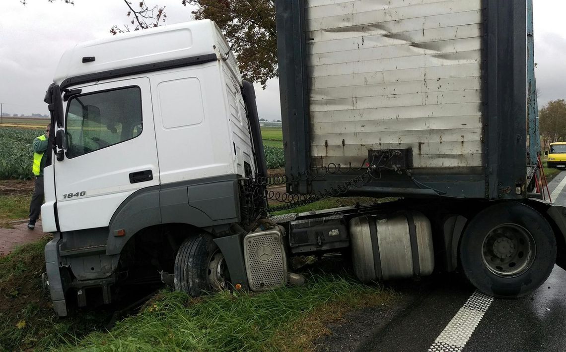 TIR próbował uniknąć „czołówki”. Wpadł do rowu ZDJĘCIA