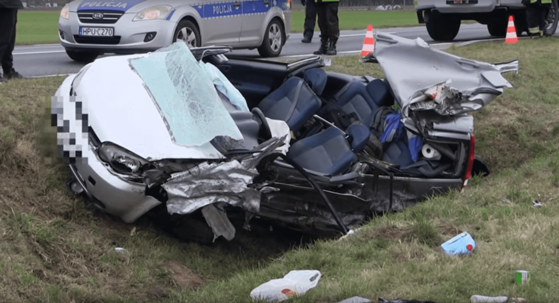 TIR uderzył czołowo w osobówkę. Kierowca hondy walczy o życie WIDEO