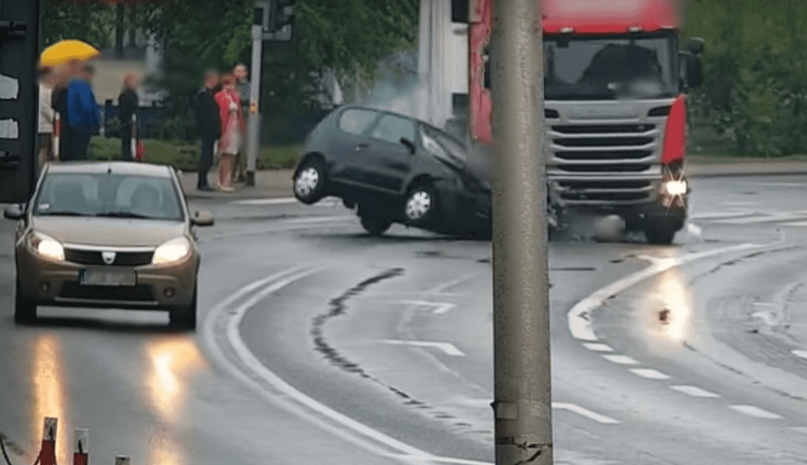 Tir wjeżdża na czerwonym i zderza się z osobówką. Mrożące krew w żyłach WIDEO