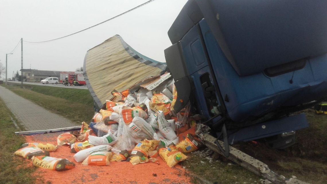 Tir wyładowany kukurydzą zderzył się z osobówką ZDJĘCIA