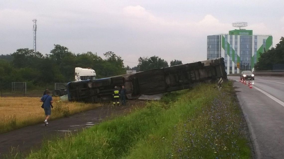 TIR wypadł z drogi i przewrócił się w polu ZDJĘCIA