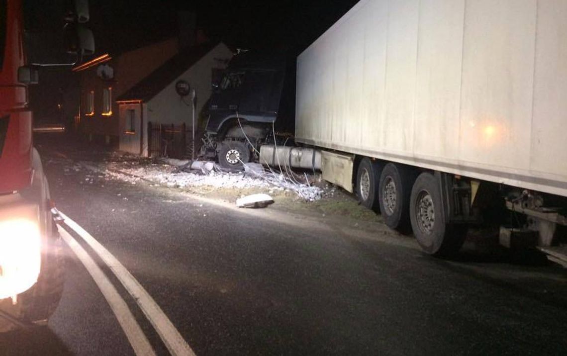 Tir wypadł z drogi i „zaparkował” w cudzym garażu ZDJĘCIA